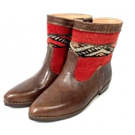 Lederstiefel und Kelim