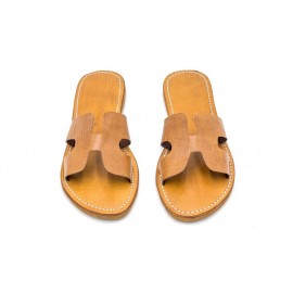 Feminine flat sandal in...