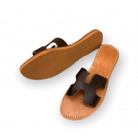 Feminine flat sandal in...