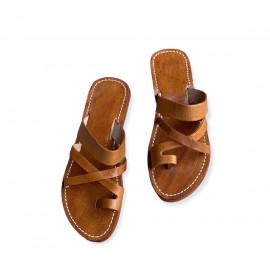 Flat sandal in real leather...