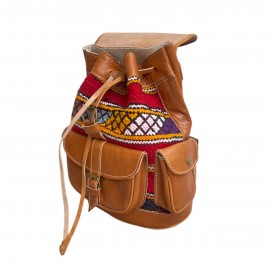 Läderryggsäck och röd kilim...