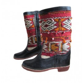 Nahkasaappaat ja kilim