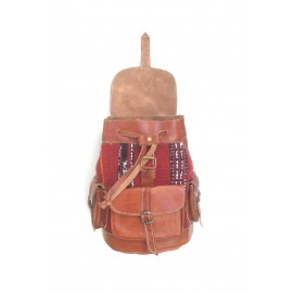 Nahkainen reppu ja kilim